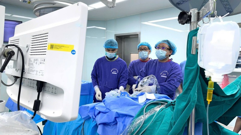 Bác sĩ Nguyễn Vũ can thiệp cho bệnh nhân. 