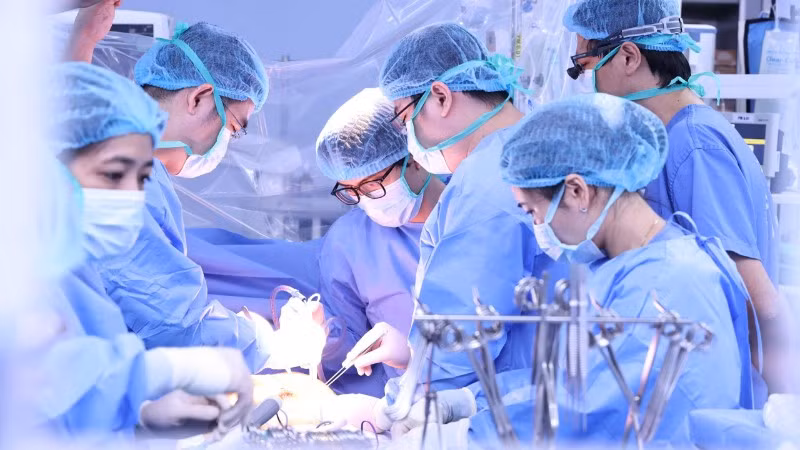 Các bác sĩ tiến hành lấy tạng hiến.