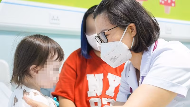 Bé gái 14 tháng tuổi quốc tịch Úc đã cai được ống thông dạ dày. 