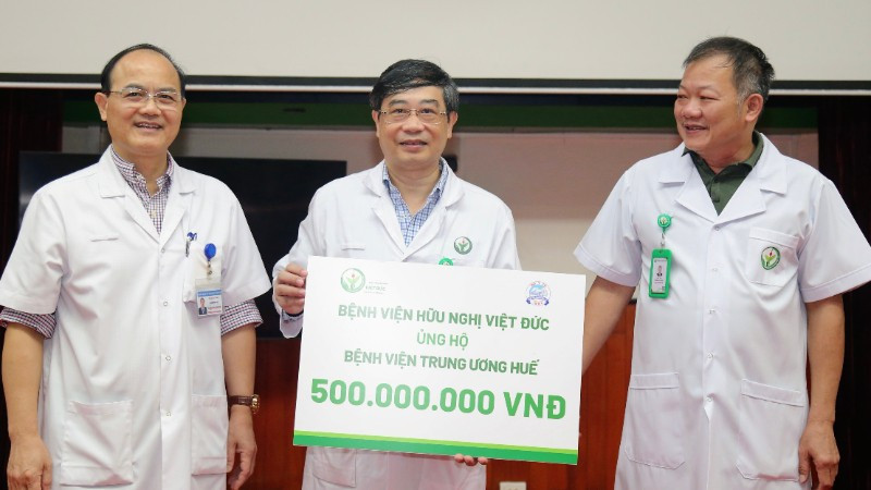 Bệnh viện Hữu nghị Việt Đức tổ chức lễ phát động quyên góp ủng hộ đồng bào và đồng nghiệp tại miền trung chịu thiệt hại nặng nề sau đợt mưa lũ lịch sử.