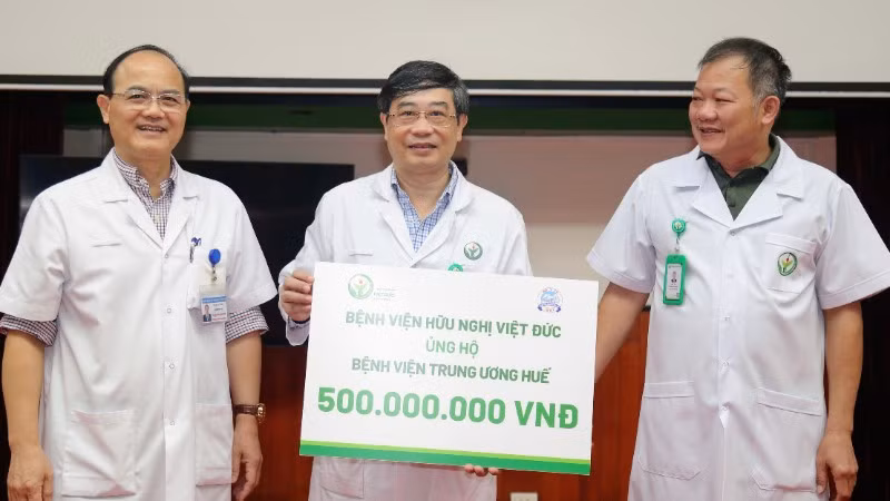 Bệnh viện Hữu nghị Việt Đức tổ chức lễ phát động quyên góp ủng hộ đồng bào và đồng nghiệp tại miền trung chịu thiệt hại nặng nề sau đợt mưa lũ lịch sử.