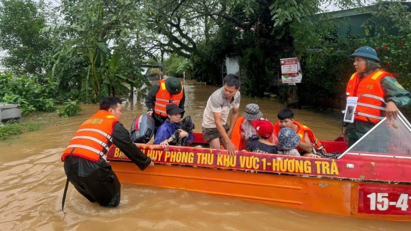 Người dân Huế được kêu gọi tuân thủ nghiêm mệnh lệnh sơ tán, không chủ quan, chủ động các biện pháp ứng phó nhằm bảo vệ an toàn tính mạng và tài sản. (Ảnh: BÁO NHÂN DÂN)