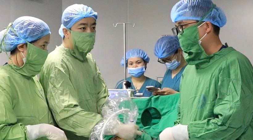 Ê-kíp tiến hành kỹ thuật dẫn lưu màng phổi thai nhi trong buồng tử cung. 