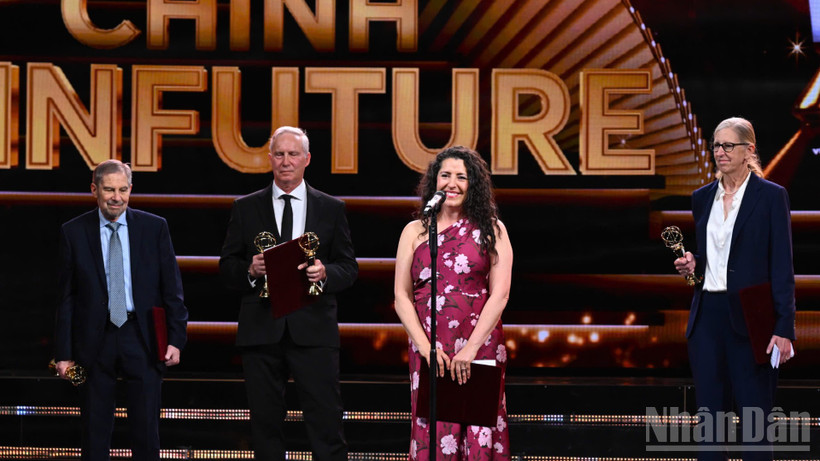 Giải thưởng Chính VinFuture 2025 đã được trao cho Tiến sĩ Douglas R Lowy, Tiến sĩ John T Schiller, Tiến sĩ Aimée R Kreimer và Giáo sư Maura Gillison – Vì những khám phá và phát triển vaccine HPV nhằm phòng ngừa các khối u do virus papilloma ở người gây ra. (Ảnh: THÀNH ĐẠT)