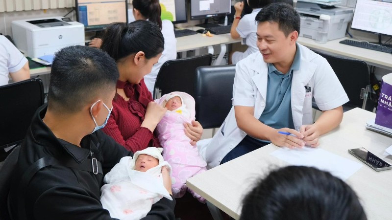 Hai thai nhi cùng chung một buồng ối và một bánh rau chào đời khỏe mạnh. 