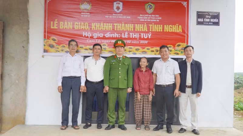 Lễ bàn giao, khánh thành Nhà tình nghĩa cho hộ gia đình bà Lê Thị Túy (thôn Mai Lộc 2, xã Cam Lộ, tỉnh Quảng Trị).