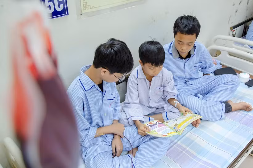 Hai anh em cậu bé dân tộc Thái chỉ mong sớm được truyền đủ máu để về ăn Tết.