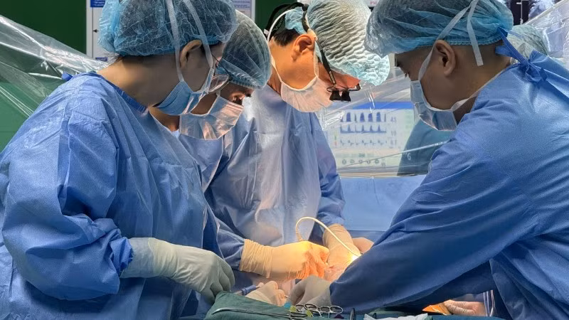 Kíp ghép gan của Bệnh viện Trung ương Quân đội 108 hỗ trợ Bệnh viện Đà Nẵng thực hiện ca ghép gan đầu tiên tại đơn vị này.