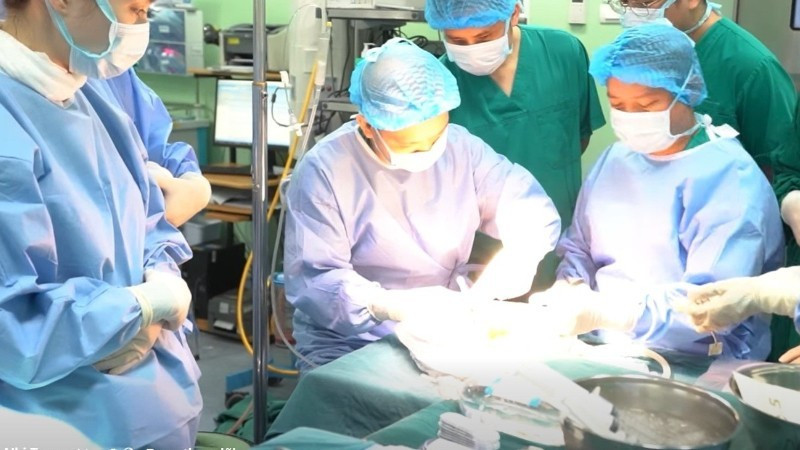 Thực hiện ca ghép gan cho bệnh nhi nhỏ tuổi từ người hiến chết não.