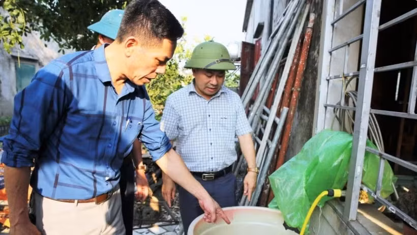 Lãnh đạo Trung tâm Kiểm soát bệnh tật Hà Tĩnh kiểm tra, hướng dẫn triển khai các biện pháp phòng bệnh lây lan.