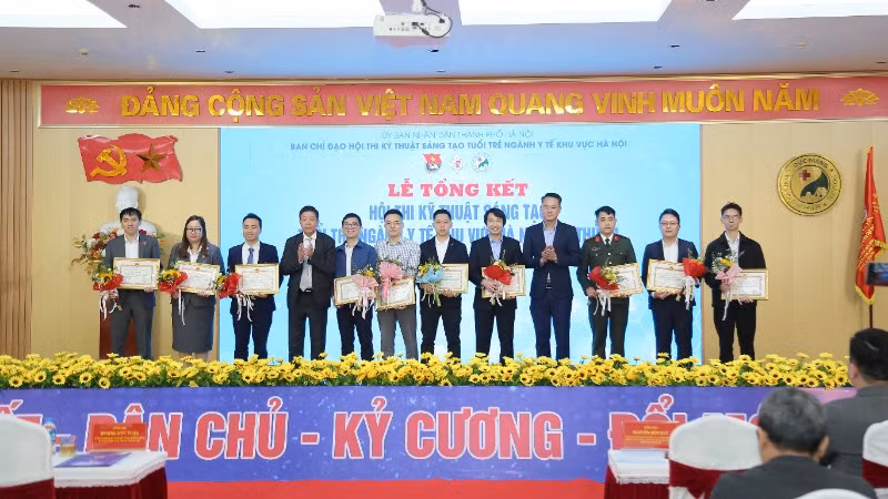 Các đề tài, kỹ thuật đoạt giải Nhất được nhận Bằng khen của Chủ tịch Ủy ban nhân dân Thành phố.