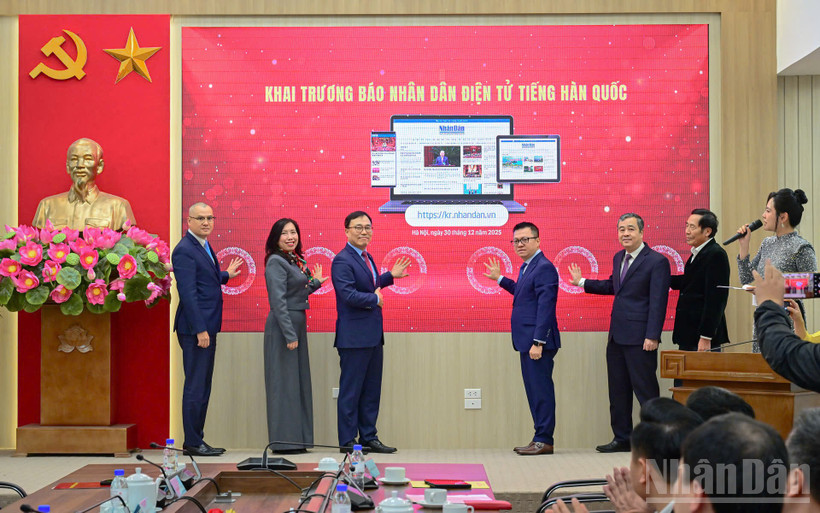 Các đại biểu nhấn nút khai trương Báo Nhân Dân điện tử tiếng Hàn Quốc.