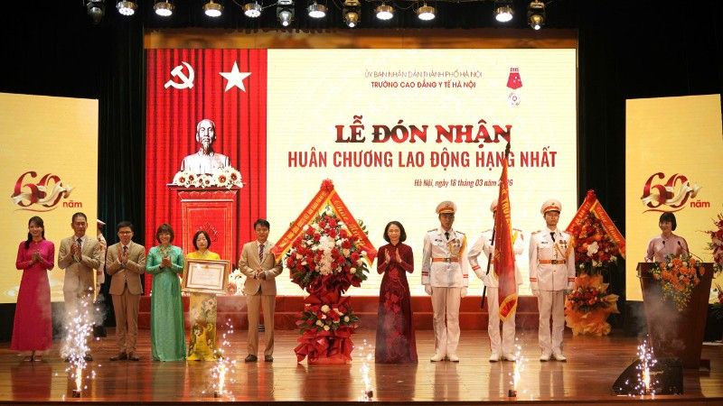 Trường Cao đẳng Y tế Hà Nội đón nhận Huân chương Lao động hạng Nhất.