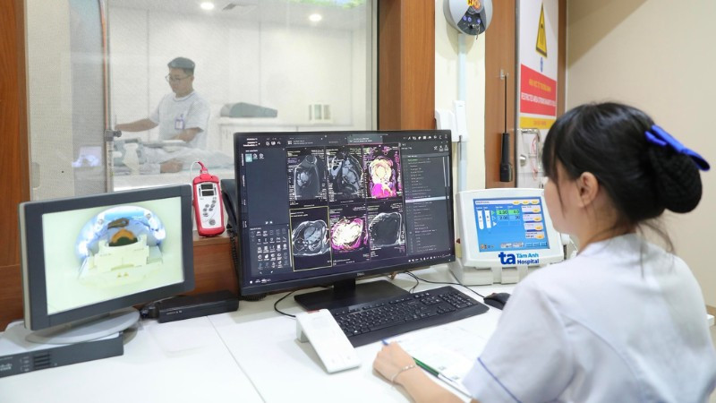 Hệ thống MRI thế hệ mới từ Đức cho hình ảnh rõ từng lớp cơ tim, buồng tim và mạch máu, giúp phát hiện chính xác hơn các bất thường như cơ tim phì đại hay huyết khối trong tim, hỗ trợ bác sĩ chẩn đoán và theo dõi điều trị hiệu quả.