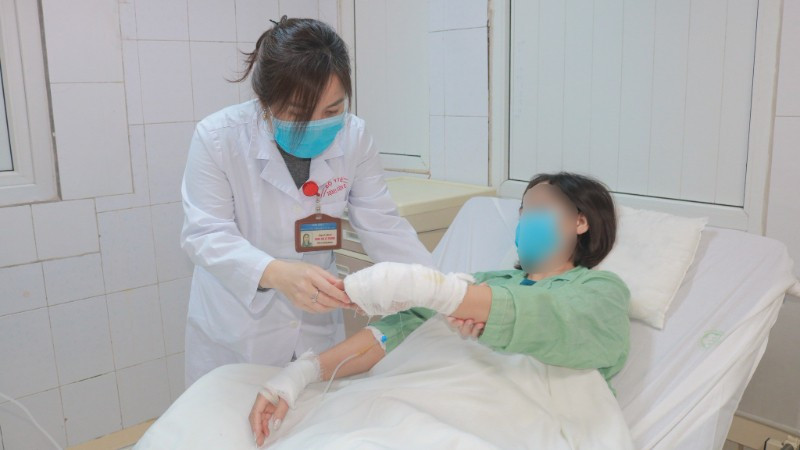 Bác sĩ thăm khám cho bệnh nhân. 