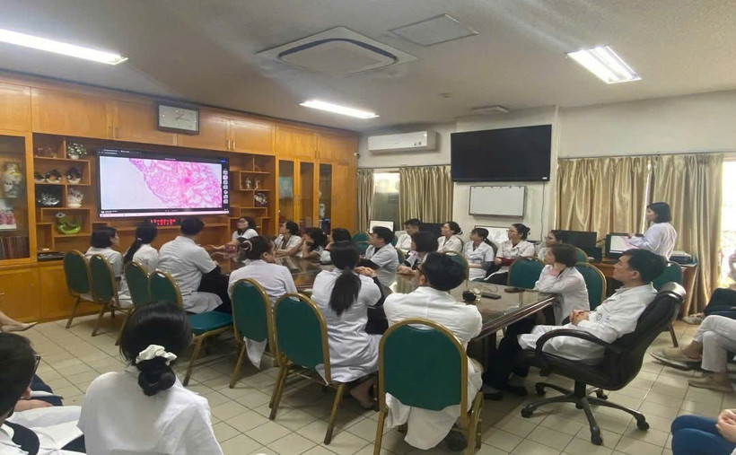 Cuộc hội chẩn giữa các bác sĩ lâm sàng và bác sĩ giải phẫu bệnh.