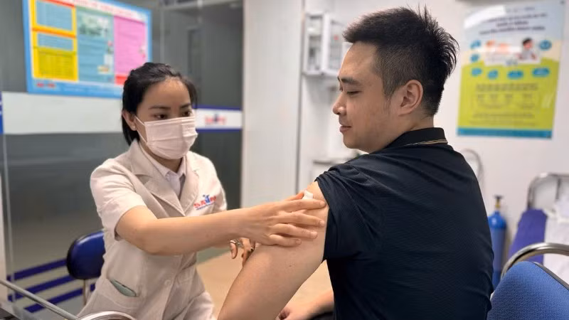Tiêm vaccine dự phòng cúm mùa. 