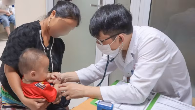 Các bác sĩ khám sàng lọc cho bệnh nhi. 