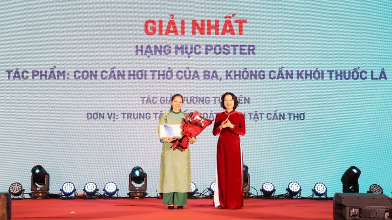 Phó Giáo sư, Tiến sĩ Nguyễn Thị Liên Hương, Thứ trưởng Y tế trao giải Nhất cho tác giả. 