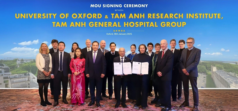 Ngày 18/1, tại Vương quốc Anh, Đại học Oxford và Viện Nghiên cứu Tâm Anh (TAMRI) ký kết Biên bản ghi nhớ hợp tác (MOU) hợp tác trao đổi nghiên cứu khoa học và đào tạo y khoa. (Ảnh: Tâm Anh)