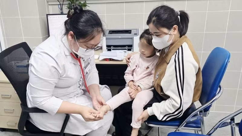 Tiến sĩ, bác sĩ Trần Trang Anh thăm khám cho bệnh nhi.