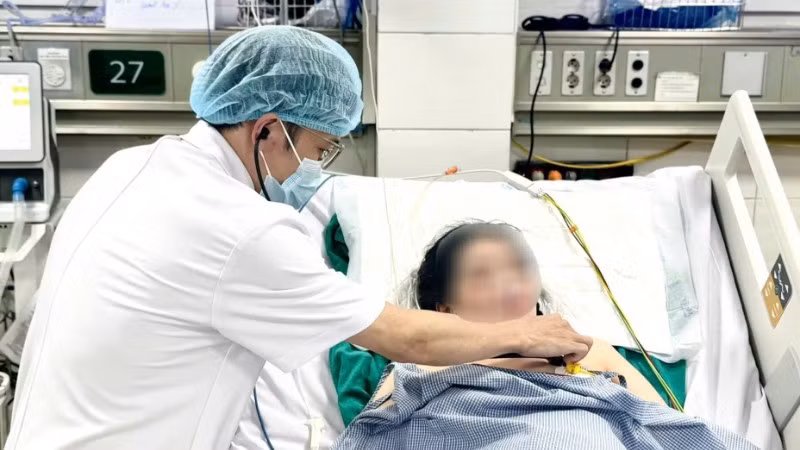 Thạc sĩ, bác sĩ Nghiêm Văn Hùng, Viện Y học Nhiệt đới, Bệnh viện Bạch Mai thăm khám cho sản phụ.