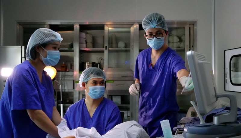 Bác sĩ thực hiện chuyển phôi. (Ảnh minh họa)