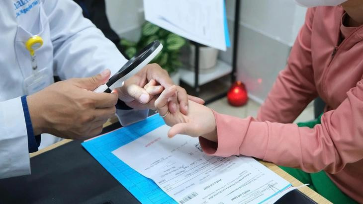 Bác sĩ Nguyễn Tiến Thành thăm khám cho bệnh nhân - (Ảnh: BSCC)