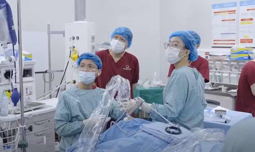 Các bác sĩ phẫu thuật cho bệnh nhân.