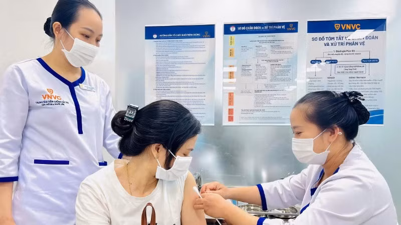 Tiêm vaccine phòng sốt xuất huyết là cách phòng bệnh chủ động.