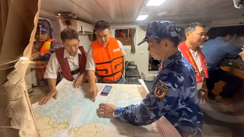 Các lực lượng cứu nạn hàng hải Việt Nam đang nỗ lực tìm kiếm các nạn nhân. 