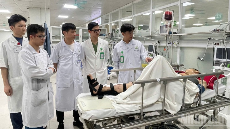 Tiến sĩ, bác sĩ Cao Mạnh Thấu, Phó Trưởng khoa Phẫu thuật và Ung bướu, Bệnh viện Hữu nghị Việt Đức (phải) cùng tour trực hội chẩn trường hợp bệnh nhân chấn thương do tai nạn giao thông. 