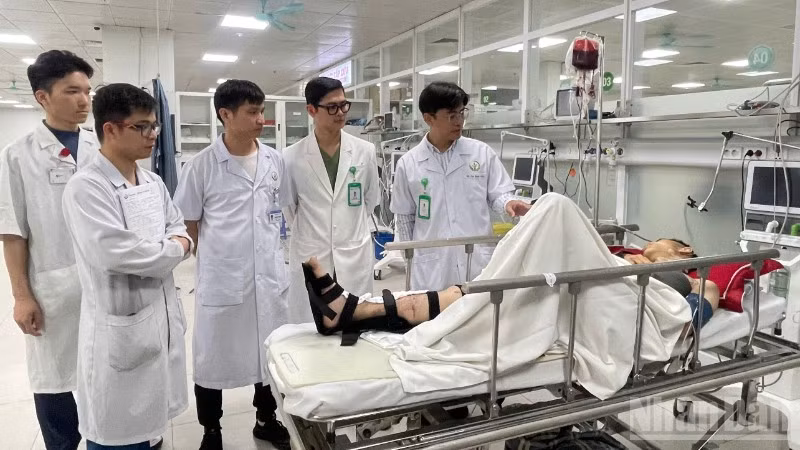 Tiến sĩ, bác sĩ Cao Mạnh Thấu, Phó Trưởng khoa Phẫu thuật và Ung bướu, Bệnh viện Hữu nghị Việt Đức (phải) cùng tour trực hội chẩn trường hợp bệnh nhân chấn thương do tai nạn giao thông. 