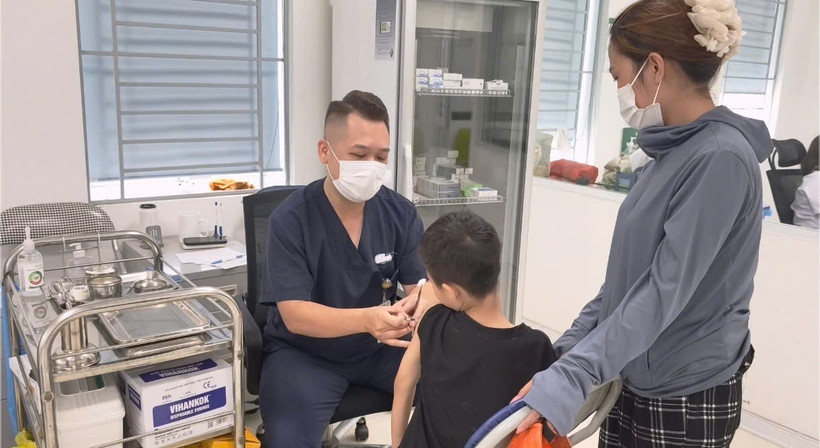 Tiêm phòng dại cho bệnh nhi tại Bệnh viện Bệnh Nhiệt đới Trung ương. 