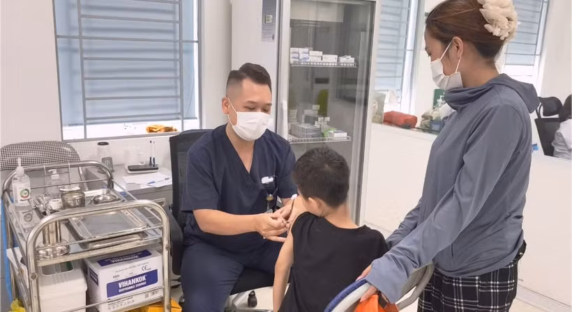 Tiêm phòng dại cho bệnh nhi tại Bệnh viện Bệnh Nhiệt đới Trung ương. 
