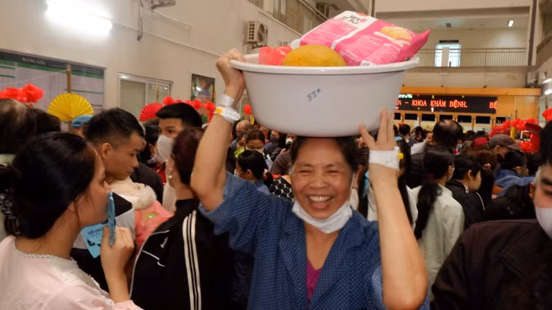 Người bệnh dù tay đeo kim luồn nhưng rất vui vẻ, hạnh phúc trong phiên chợ "0 đồng".