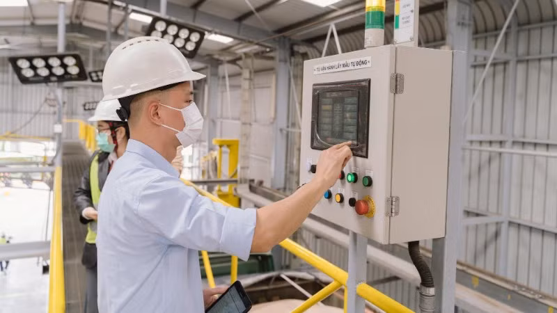Mức độ tự động hóa cao giúp giảm tải lao động thủ công, bảo đảm an toàn và nâng cao hiệu quả vận hành.