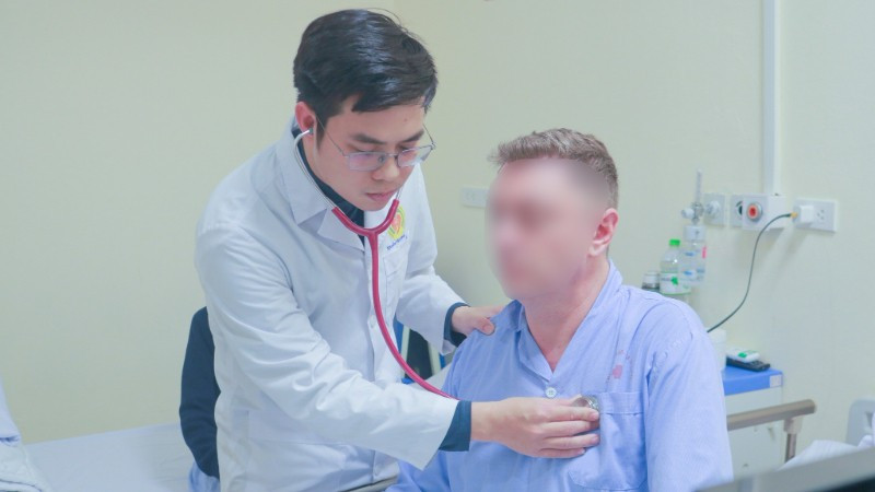 Bác sĩ khám lại cho bệnh nhân. 