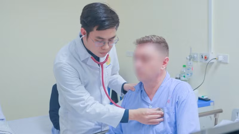 Bác sĩ khám lại cho bệnh nhân. 