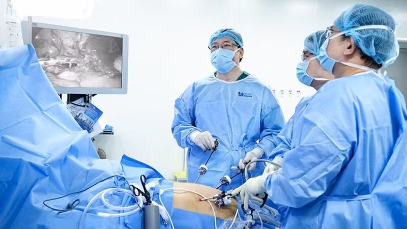 Bác sĩ thực hiện phương pháp phẫu thuật cắt dạ dày không điển hình. (Ảnh: BVCC)