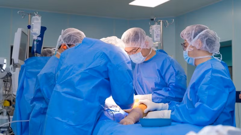 Các bác sĩ phẫu thuật cho người bệnh. 