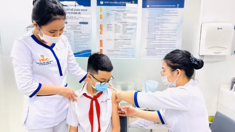 Trẻ em tiêm chủng trước mùa tựu trường.