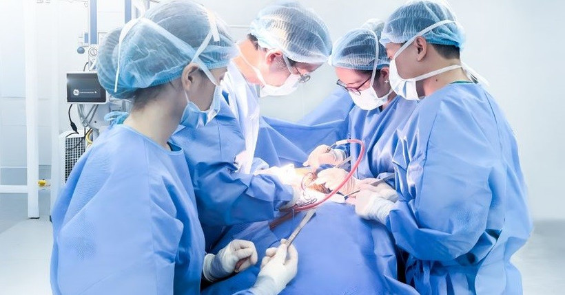 Bác sĩ phẫu thuật lấy khối bướu giáp cho bệnh nhân. 