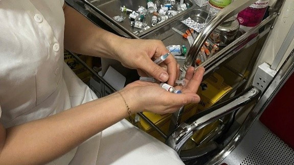 Một y tá đang chuẩn bị vaccine phòng dại để tiêm cho người bị chó cắn. (Ảnh: Tuyên Quang CDC/Hà Ngọc Hà) 