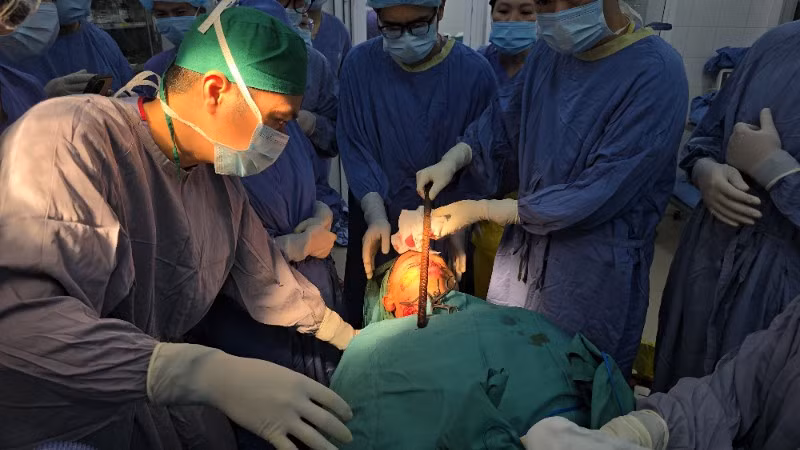 Bệnh nhân được phẫu thuật cấp cứu khẩn cấp.