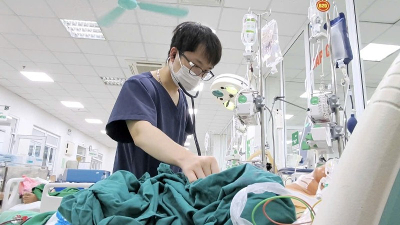Bệnh nhân nằm điều trị tại Bệnh viện Bệnh Nhiệt đới Trung ương. 