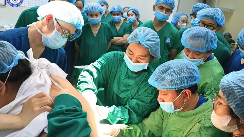 Các bác sĩ thực hiện gây tê vùng nhưng kim gây tê hiện có gần như không đủ chiều dài; nguy cơ thất bại cao dù có hỗ trợ siêu âm.