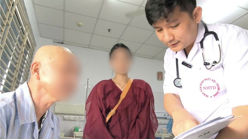 Bác sĩ Lê Văn Thiệu, Khoa Nhiễm khuẩn tổng hợp tư vấn cho người bệnh.