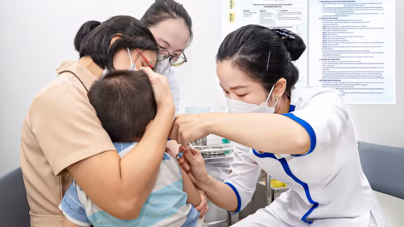 Lần đầu tiên Việt Nam triển khai tiêm vaccine phòng bệnh do não mô cầu cho trẻ em từ 6 tuần tuổi và người lớn.