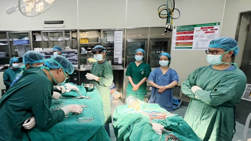 Các bác sĩ chuẩn bị mổ cho người bệnh. 